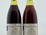 deux bouteilles de vin posées sur une table l'une à côté de l'autre