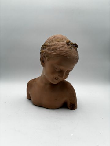 Buste de jeune fille en plâtre point marque au dos JP-MD numéroté...