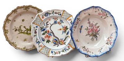 Trois assiettes en faïence émaillée, Saint Clément (24.