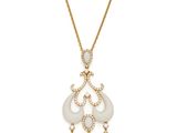 une photo d'un collier blanc et doré serti de diamants
