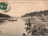 une carte postale représentant des personnes en train de pêcher dans une rivière
