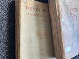 un vieux livre posé sur un tapis, à côté d'un autre livre
