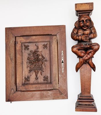 Réunion de décor en bois comprenant : - Montant en noyer scu…