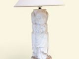 une lampe blanche surmontée d'un abat-jour blanc