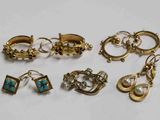 six paires de boucles d'oreilles et de bagues en or et turquoise