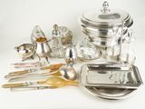 l'argenterie sur une table blanche