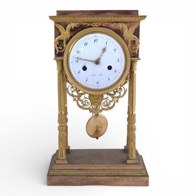 PENDULE cage en bronze doré à décor de colonnes cannelées, g…