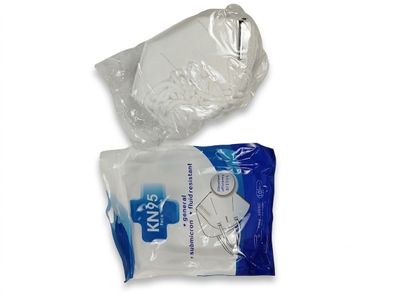 deux paquets de papier toilette posés l'un à côté de l'autre sur une surface blanche