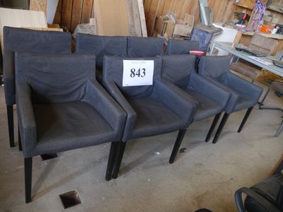 trois chaises noires, sur lesquelles est accrochée une étiquette de prix, placées dans une pièce