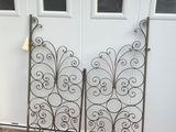 deux portails métalliques situés à côté d'une porte blanche