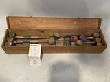 une boîte en bois contenant tout un tas d'outils