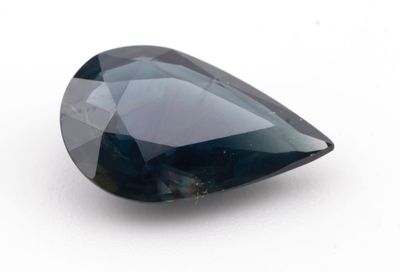 gros plan d'un saphir bleu sur une surface blanche