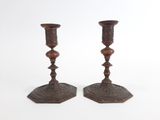 paire de bougeoirs anciens en laiton, ornés de motifs sculptés