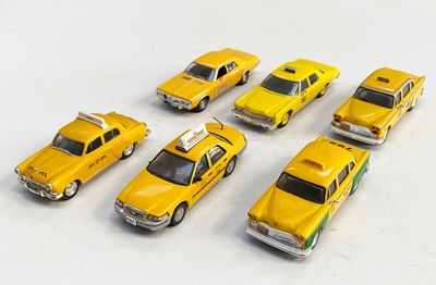 Des taxis jaunes sont alignés en rang sur une surface blanche