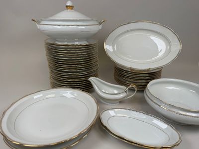 beaucoup d'assiettes et de bols sur la table