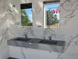 une salle de bains équipée de deux lavabos et d'une fenêtre