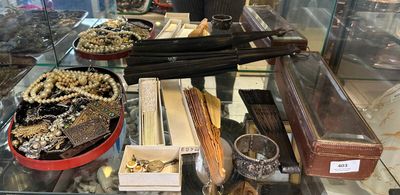 une vitrine en verre dans laquelle sont présentés divers desserts