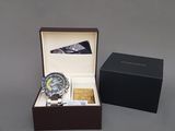 une boîte avec une montre à l'intérieur sur une table