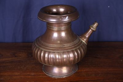 INDE, XIXe siecle Vase en alliage cuivreux sur pied tronconi…