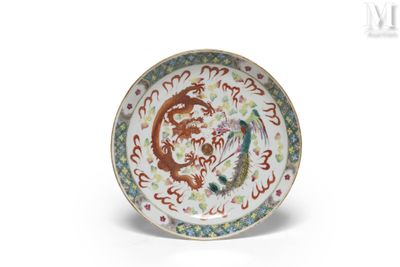 une assiette sur laquelle est représenté un dragon, sur un fond blanc