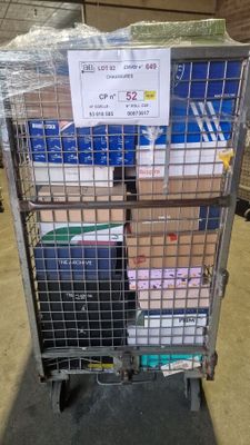 un chariot métallique sur lequel sont empilées de nombreuses boîtes
