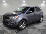 une photo d'un SUV gris garé dans un garage