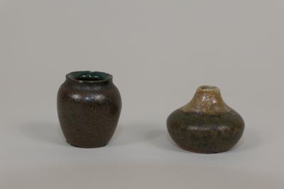 Auguste DELAHERCHE (1857-1940) Deux vases miniatures en grès…