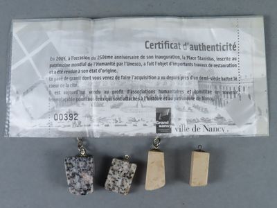 trois morceaux de pierre sont posés les uns à côté des autres sur une feuille de papier