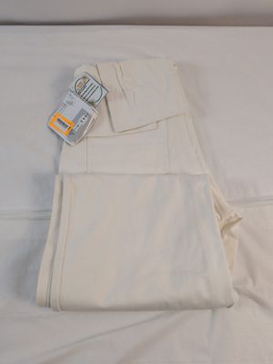 un pantalon blanc posé sur un lit