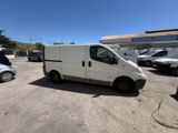 une camionnette blanche garée dans un parking avec d'autres voitures