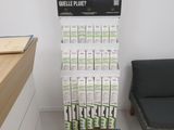 un présentoir de boîtes de produits de toilette et une chaise dans une pièce