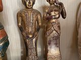 trois figurines posées sur une étagère
