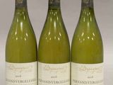 trois bouteilles de vin posées sur une table l'une à côté de l'autre