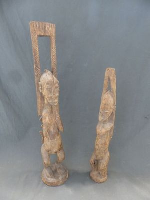 paire de personnages en bois sculpté représentant un homme et une femme