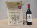 une bouteille de vin posée à côté d'un sac à vin sur une table