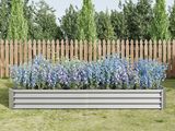 un gros plan d'une jardinière en métal contenant des fleurs bleues