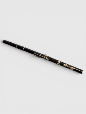 un gros plan d'un stylo noir et doré posé sur une surface blanche