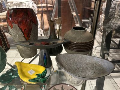 de nombreux vases et bols de toutes sortes exposés dans une vitrine