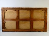 une photo d'un vieux châssis de fenêtre en bois accroché au mur