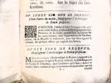 un vieux livre ouvert sur une table