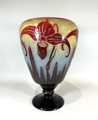 LE VERRE FRANCAIS Vase sur piédouche en verre multicouche à …