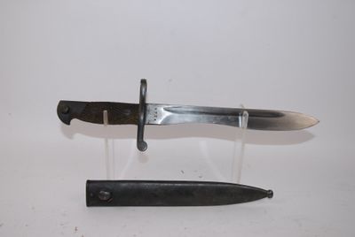 un couteau et un porte-couteau sur une table