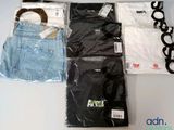 plusieurs paires de vêtements masculins sont disposées sur une table