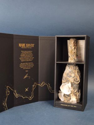 une image représentant une bouteille de vin dans un carton, sur fond bleu