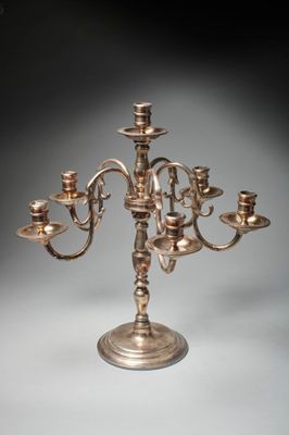 chandelier plaqué argent à cinq bougies, monté sur un socle