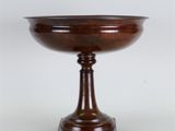 un socle ancien en bois surmonté d'un bol en bois