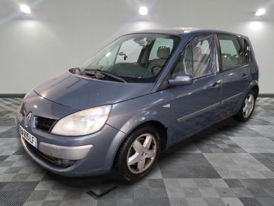 la photo d'une petite voiture bleue garée sur un sol en damier