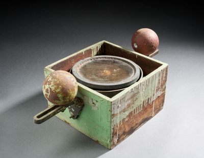 une petite boîte en bois contenant un pot et une cuillère