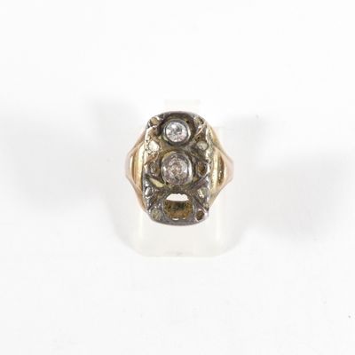 une image représentant une bague sertie de diamants sur fond blanc