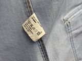 un gros plan sur l'étiquette d'un jean
